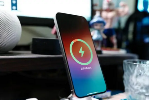 清江浦苹果15换屏服务分享用什么充电器给iPhone15充电更好 